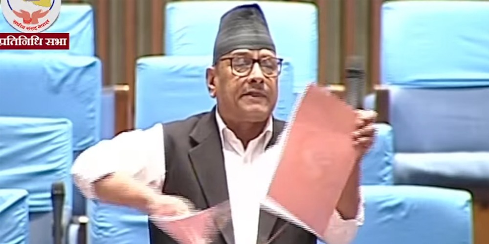 नेकपा एसका सांसद थापाले संसदमा च्याते बजेट पुस्तिका