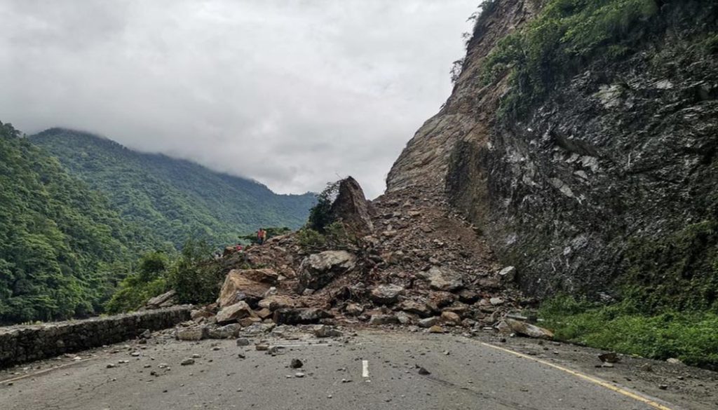 वर्षाका कारण देशभरका अधिकांस राजमार्ग अवरुद्ध