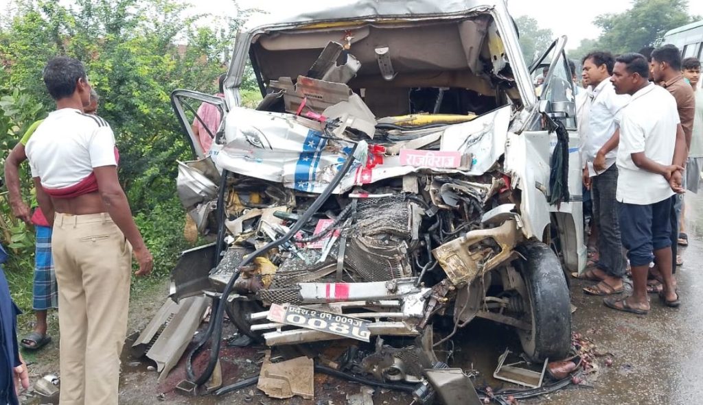 बस र माइक्रो ठोक्किँदा तीन जनाको मृत्यु, १५ जना घाइते