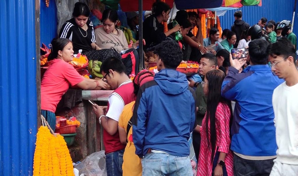 भद्रकाली मन्दिरमा विश्वकर्माको पूजा गर्नेको घुँइचो