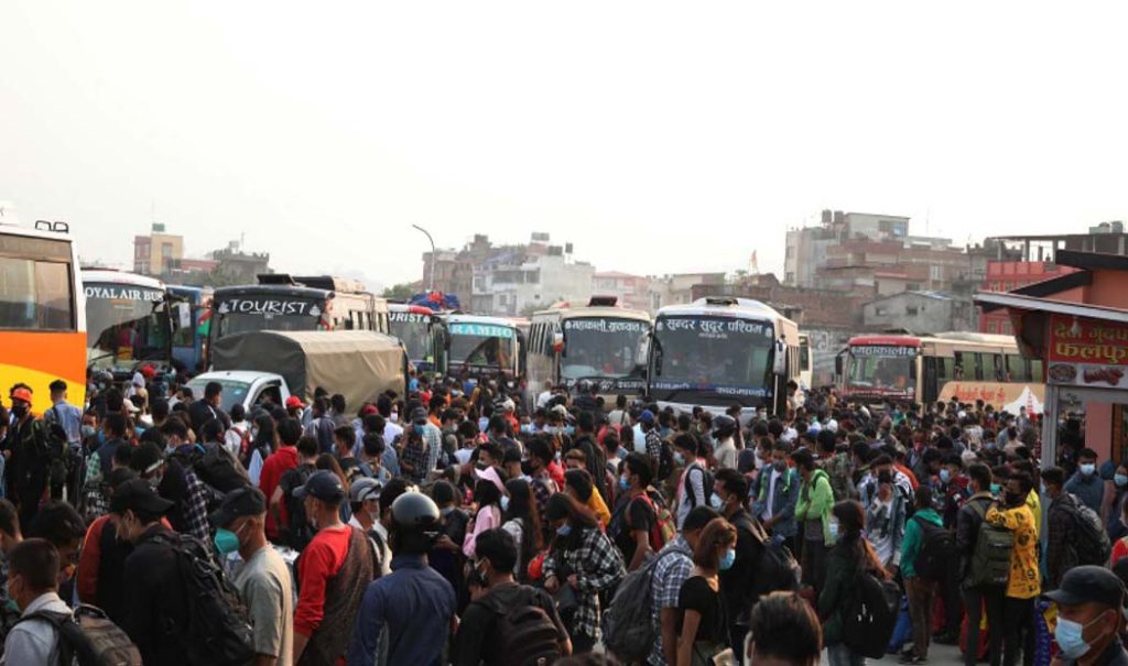चाडपर्व मनाउन काठमाडौँबाट दैनिक हजारौं यात्रु बाहिरिदै