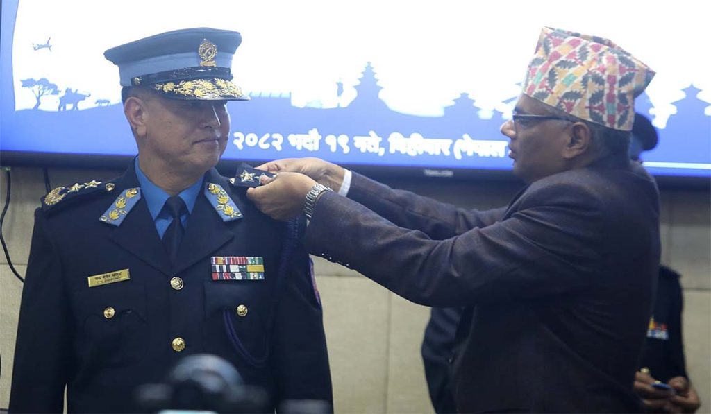 नवनियुक्त प्रहरी महानिरीक्षक खापुङलाई दर्ज्यानी चिह्न प्रदान