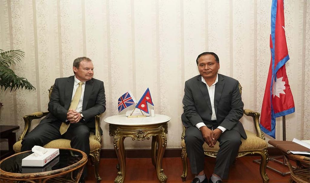 मन्त्री घिसिङ र बेलायतका राजदूत फेनबीच भेटवार्ता