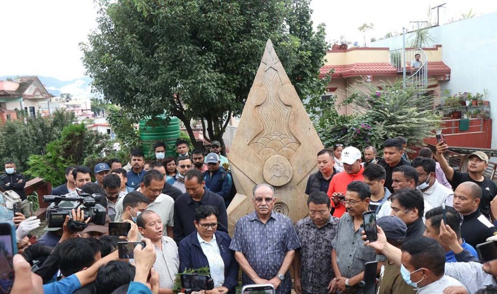 माओवादी केन्द्रका अध्यक्ष प्रचण्डद्वारा पार्टी कार्यालय अवलोकन