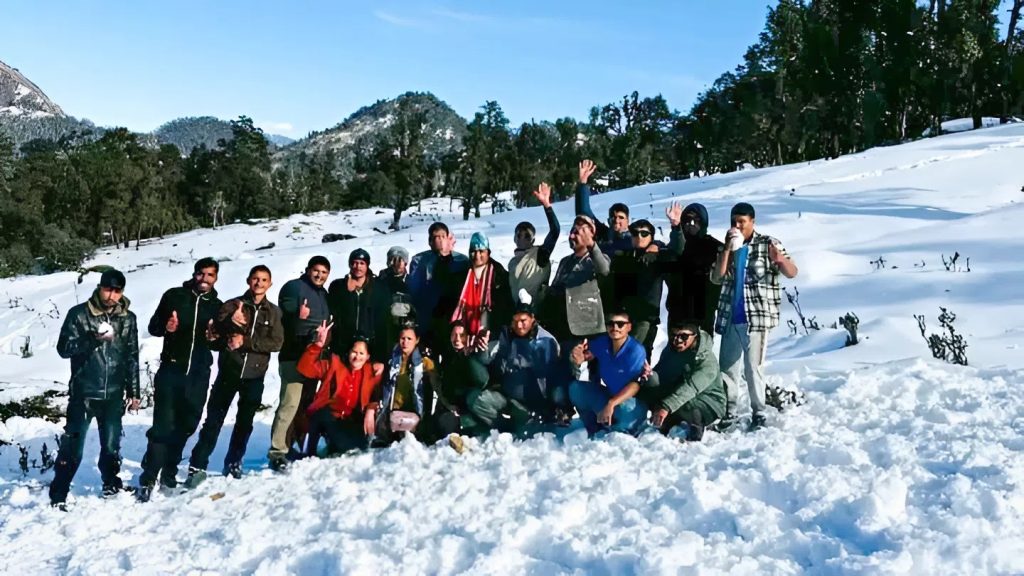 हिउँको तन्नामा ढाकिएको पोरखेगढीमा पर्यटकको आकर्षण बढ्दो