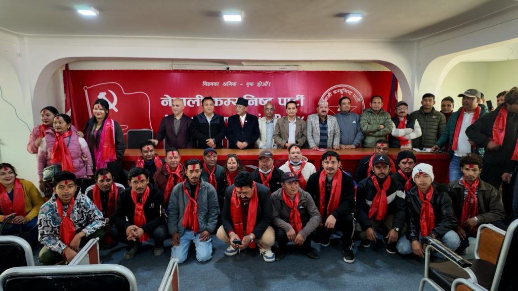 दोलखामा एमाले नेता र कार्यकर्ता नेकपा प्रवेश