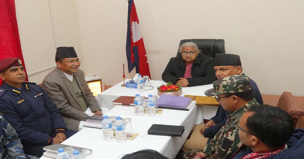 प्रधानमन्त्री कार्की पाथीभरा र फुङलिङमा अन्तरक्रिया गर्दै