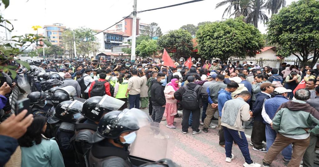 ओली-लेखक पक्राउ विरोधमा एमालेको प्रदर्शन जारी