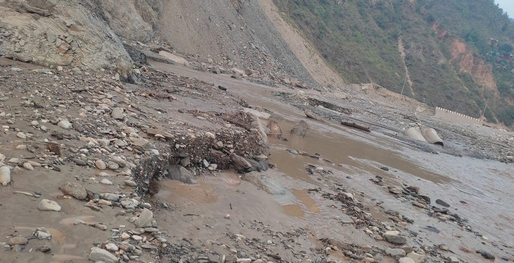 रोशी खोलामा बाढीले डाइभर्सन बगाएपछि बीपी राजमार्ग अवरुद्ध