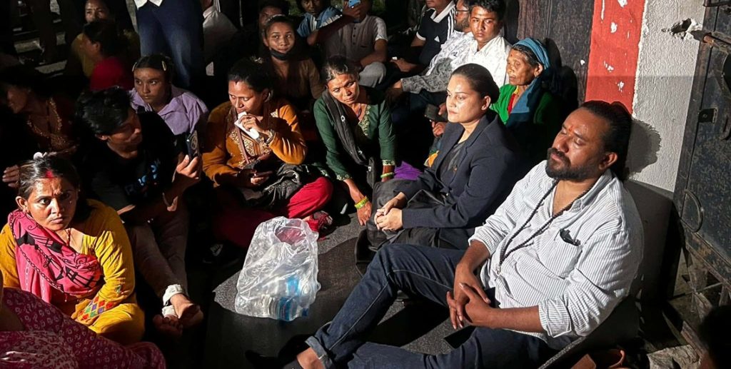 प्रहरी हिरासतमा दलित युवाको मृत्युपछि सांसदहरू धर्नामा