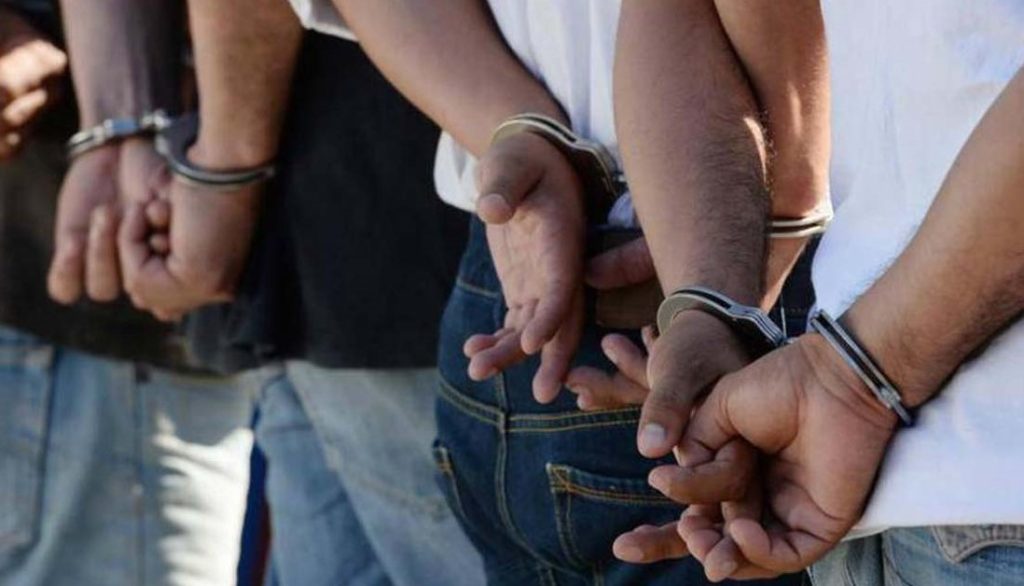 प्रहरी बनेर झन्डै ११ लाख लुटपाट गर्ने ४ जना पक्राउ