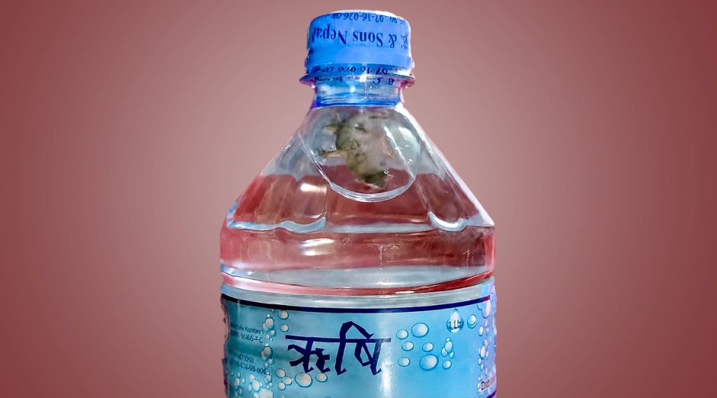 सिल प्याक पानीको बोतलभित्र छेपारो भेटिएपछि २ लाख जरिवाना