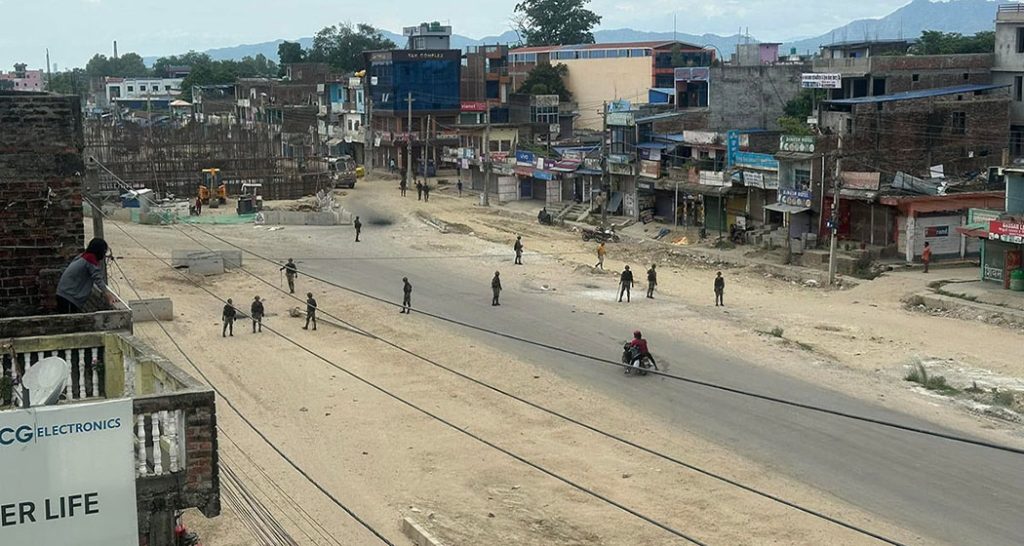 सिरहामा गोली लागेर एकको मृत्यु, जनकपुर र लहानमा कर्फ्यू आदेश जारी
