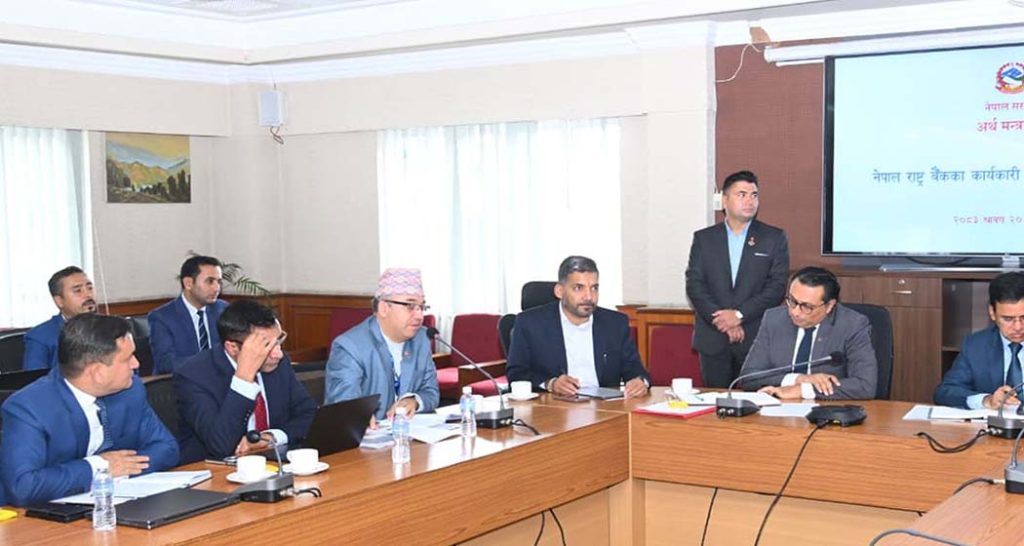 राष्ट्र बैंकका कार्यकारी निर्देशकहरुसँग अर्थमन्त्रीको भेट